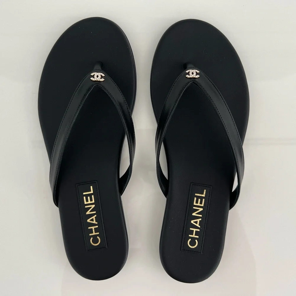 CHANEL 25A CC CRYSTAL BLACK LEATHER THONG SANDALS SIZE IT 37.5 / US 7.5 NIB!
